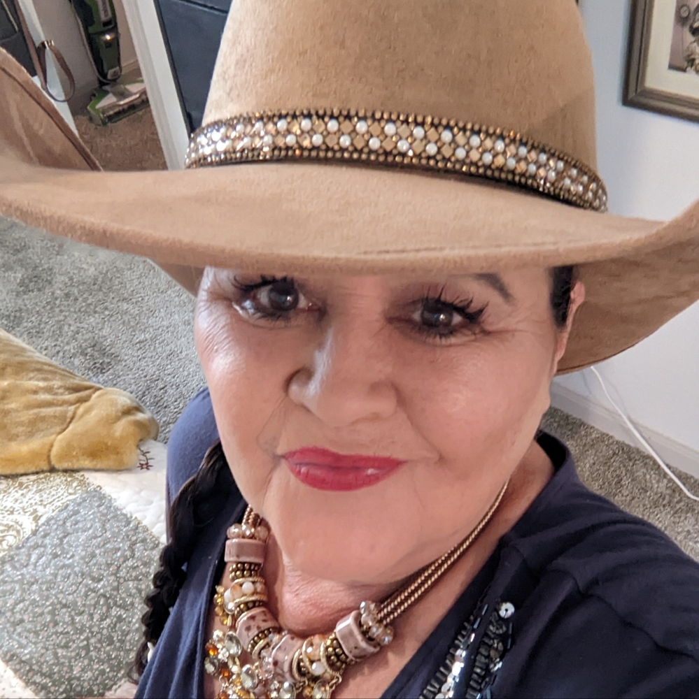 Hello welcome to my closet I am Belinda bounds Poshmark ambassador